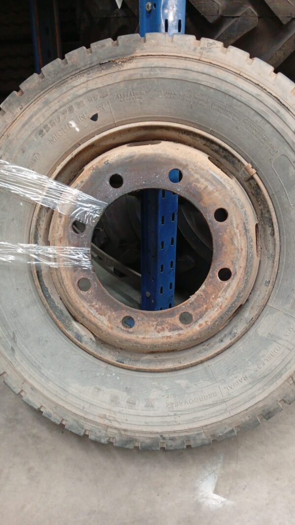MICHELIN 235/75R17.5 + LLANTA - Imagen 2
