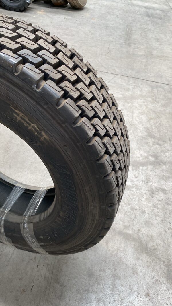 BRIDGESTONE 265/70R19.5 - Imagen 3