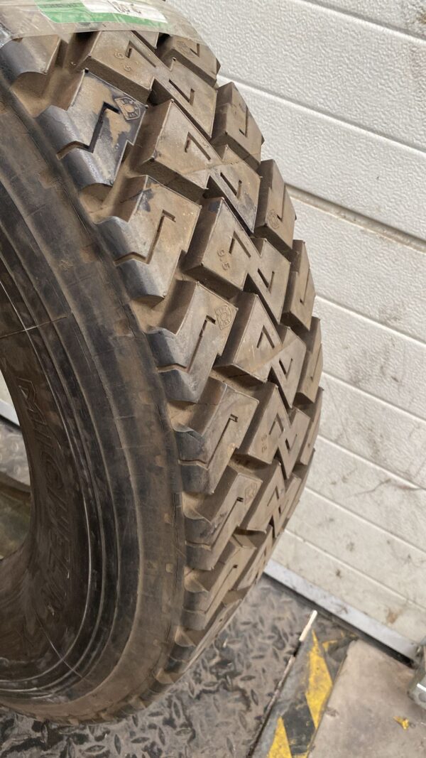 MICHELIN 265/70R19.5 - Imagen 3