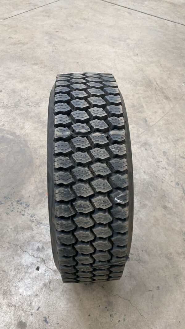 BRIDGESTONE 265/70R19.5 - Imagen 2