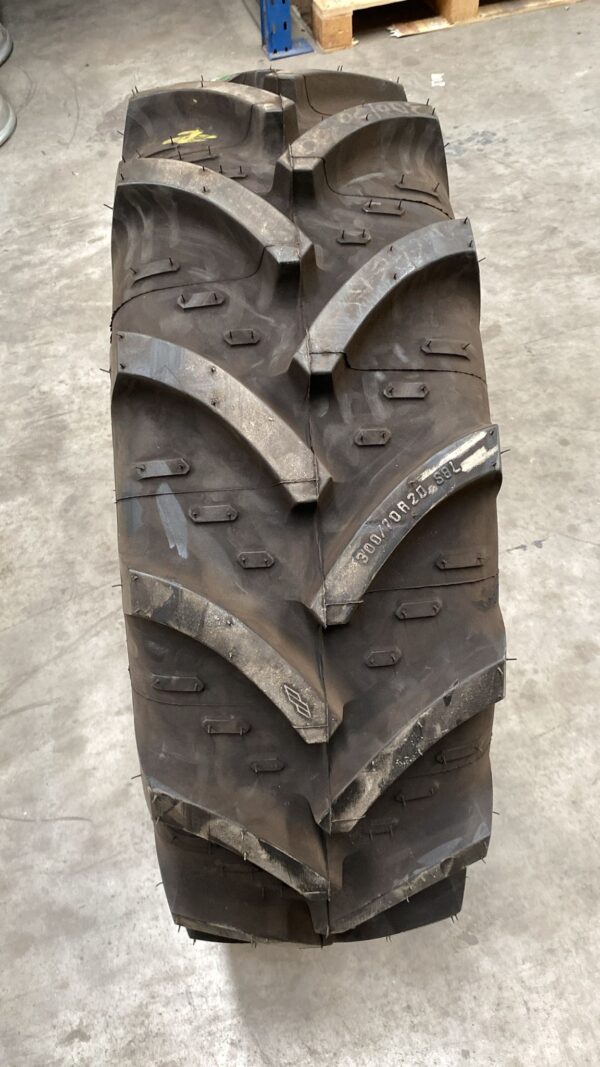 KLEBER 300/70R20 - Imagen 2