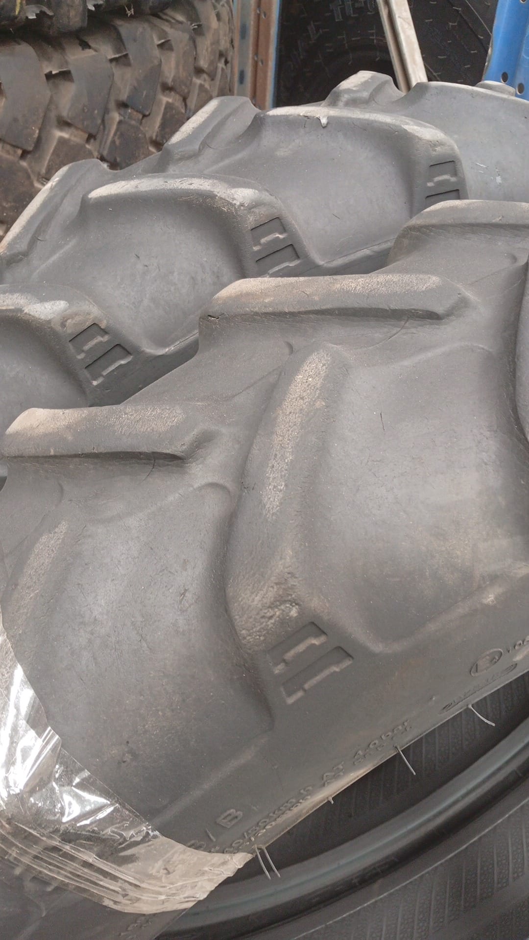 BKT 230/95R36 - Imagen 3