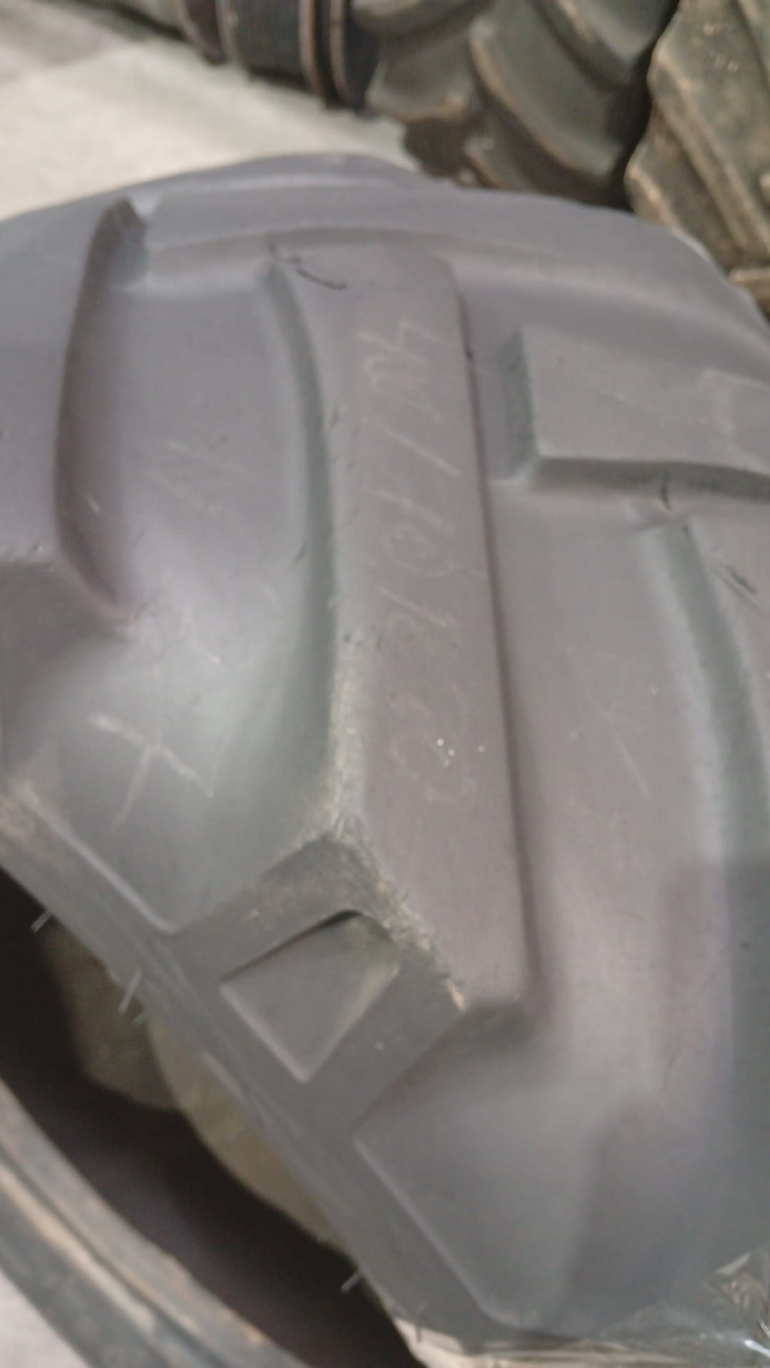 BKT 400/70-20 - Imagen 3