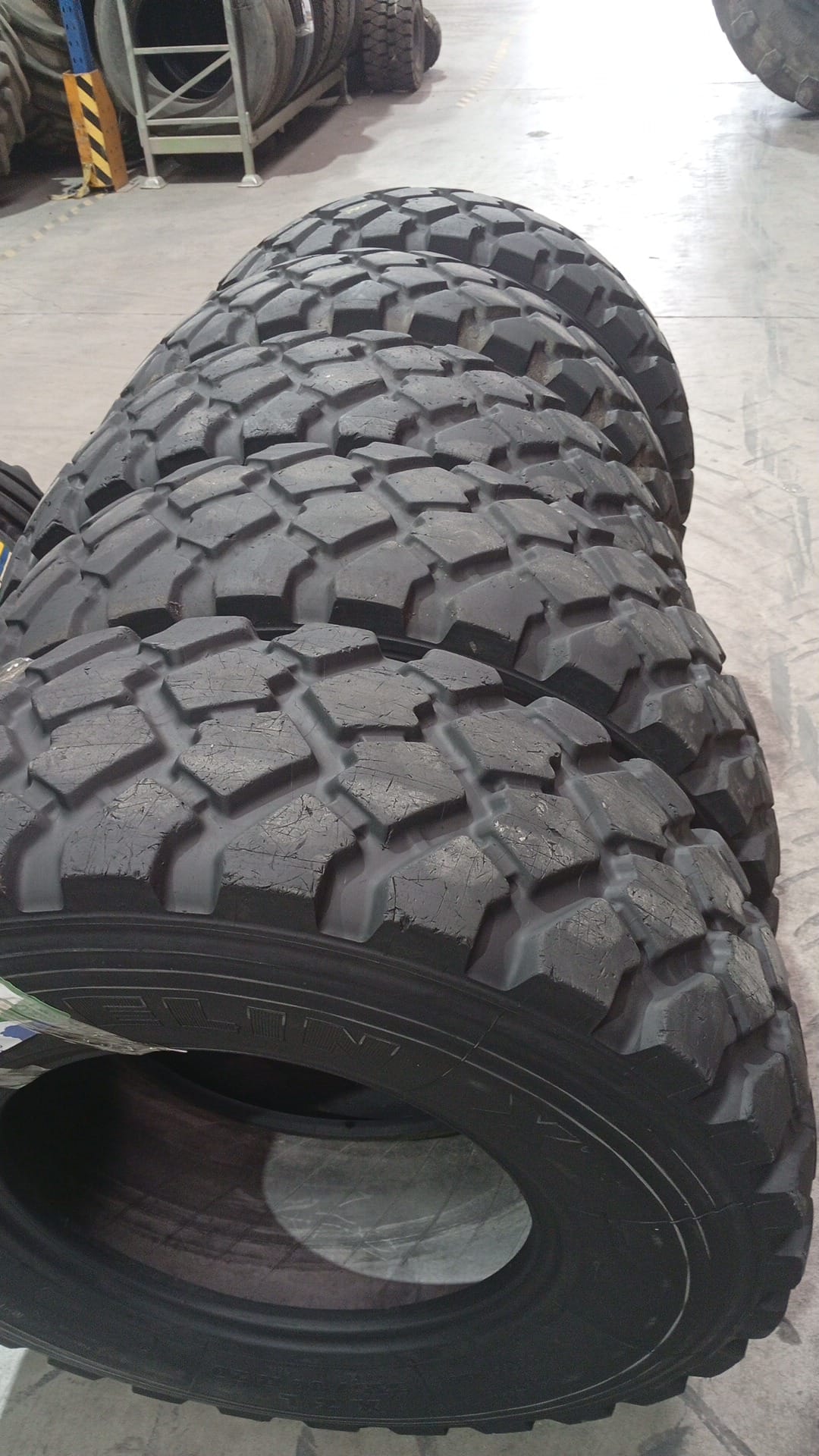 MICHELIN 335/80R20 - Imagen 3