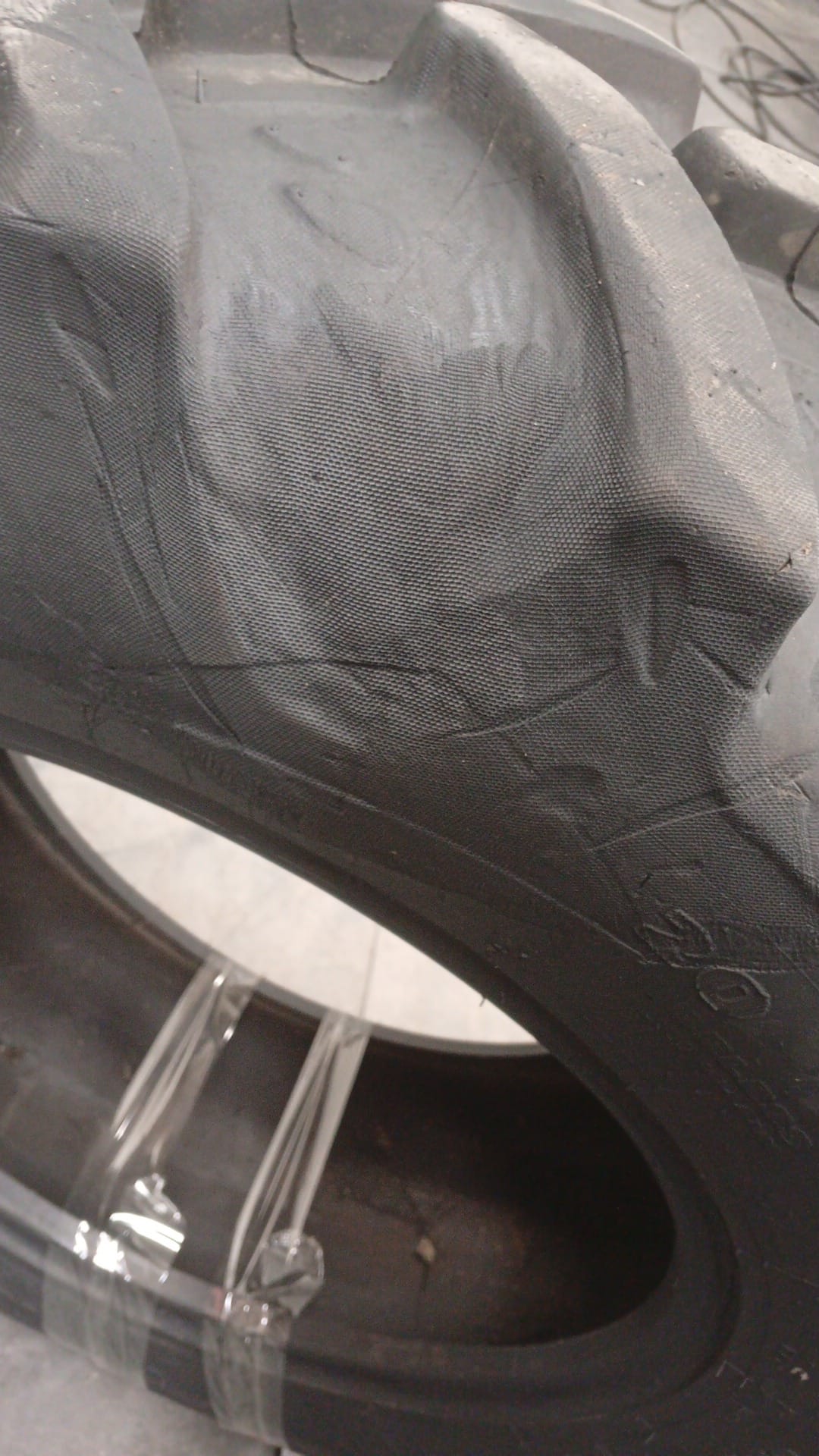 KLEBER 300/70R20 - Imagen 3