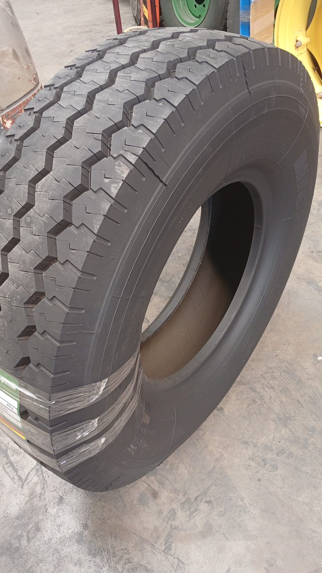 MICHELIN 335/80-20 - Imagen 3